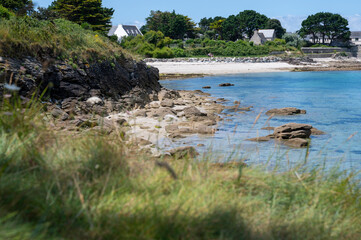 Bucht von saint-julien auf der halbinsel quiberon in frankreich, bei strahlendem sonnenschein