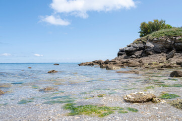 die ruhige seite von quiberon, meerwasser, wleches klar ist an felsiger küste bei blauem himmel