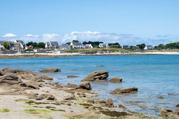 Bucht von saint-julien auf der halbinsel quiberon in frankreich, bei strahlendem sonnenschein