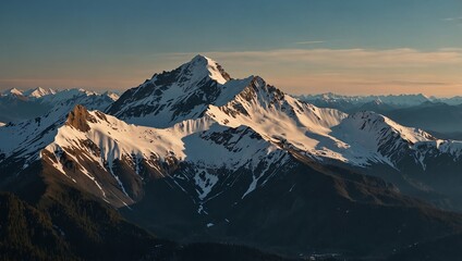 Obraz premium A snow-capped mountain peak with surrounding mountains.