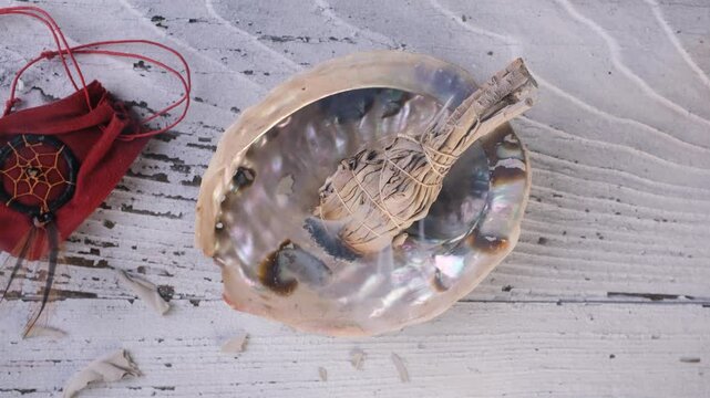 A woman's hand places a burning white sage smudge stick in an abalone shell. Lockdown shot.


Bearbeiten

Verschieben

Erneut importieren

Anstellen

ESP

L&ouml;schen


: Hochzuladen




A woman's hand p