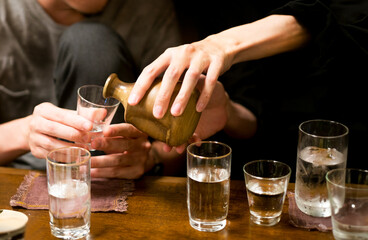 日本酒を注いでもらう_ペースが早い