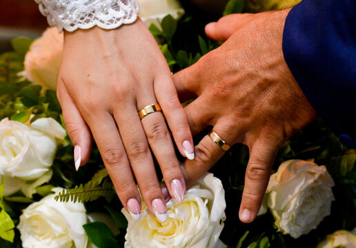 Alian&ccedil;as em um casamento, alian&ccedil;as nas m&atilde;os, modelos de alian&ccedil;as. 