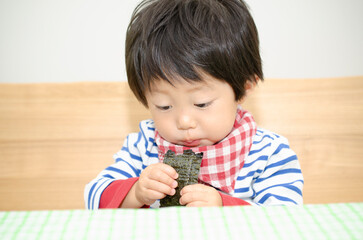 海苔を食べる子供