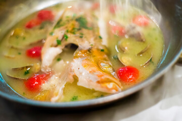 丸ごと魚のアクアパッツァ