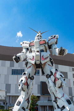 Statue du robot Gundam Unicorn de face &agrave; Odaiba