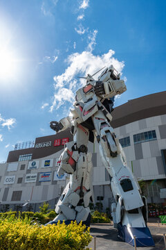 Statue du robot Gundam Unicorn de cot&eacute; &agrave; Odaiba