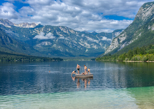 Aktivurlaub in Slowenien, Bohinjsko jezero, Bohinjer See: Erholung und Wandern am Bergesse im Triglav Nationalpark - Famile badet im See, Holzinsel, Vergn&uuml;gen