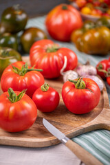 Auswahl verschiedener Tomaten in der Küche, viele Sorten Tomaten, frisches Gemüse zubereiten
