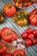 Auswahl verschiedener Tomaten in der Küche, viele Sorten Tomaten, frisches Gemüse zubereiten