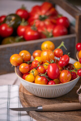 Auswahl verschiedener Tomaten in der Küche, viele Sorten Tomaten, frisches Gemüse zubereiten