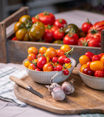 Auswahl verschiedener Tomaten in der Küche, viele Sorten Tomaten, frisches Gemüse zubereiten