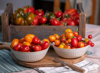 Auswahl verschiedener Tomaten in der Küche, viele Sorten Tomaten, frisches Gemüse zubereiten