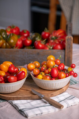 Auswahl verschiedener Tomaten in der Küche, viele Sorten Tomaten, frisches Gemüse zubereiten