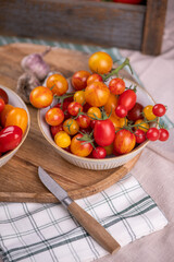 Auswahl verschiedener Tomaten in der Küche, viele Sorten Tomaten, frisches Gemüse zubereiten