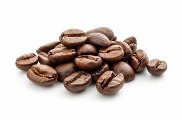 Obraz premium Scattering of roasted coffee beans are piled up on a white background