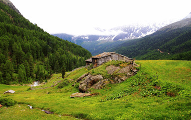 Ein alter Bauernhof im der schönen Gebirgslandschaft von Italien