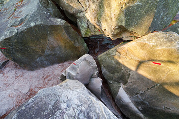 Red mark of the  25 bumps circuit in Fontainebleau forest	