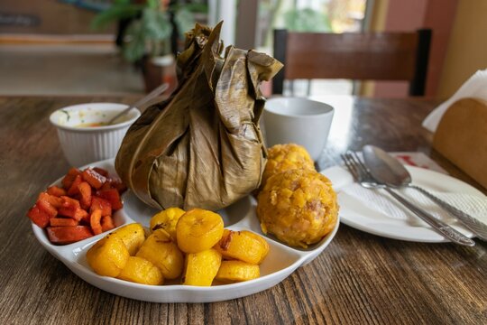Ronda Amaz&oacute;nica, plato tradicional de la cocina de la selva peruana, Juane, patacones, maduro frito, cecina y chorizos