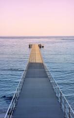 Obraz premium Empty pier at purple sunset.