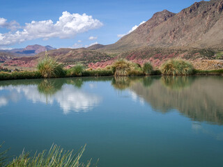 Oeil de l'Inca, lac de volcan, pr&egrave;s de Potosi en Bolivie