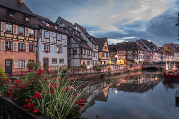 Naklejka premium Colmar, Alsace. Quartier historique de la petite Venise de nuit, France.