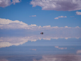 Salar d'Uyuni en Bolivie avec effet miroir