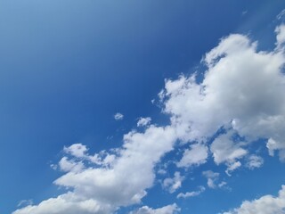 Fototapeta premium blauer Himmel mit Wolken in Wilhelmshöhe - Mecklenburg - Vorpommern