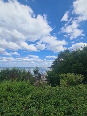 grüne Landschaft mit einem schönen, blauen Wolkenhimmel und Blick auf die Ostsee in Wilhelmshagen, Mecklenburg - Vorpommern