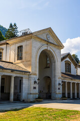 Bâtiment des Thermes Chambert, construit au milieu du XIXe siècle, face à l’esplanade des Quinconces à Bagnères-de-Luchon, dans les Pyrénées