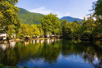 Lac des Quinconces dans le parc thermal à Bagnères-de-Luchon dans les Pyrénées