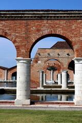 Mauern auf dem Arsenale-Gelände in Venedig