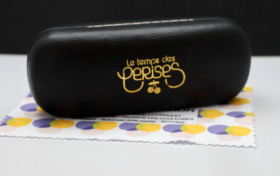 Etui et lunettes et chiffonnette du temps des cerises