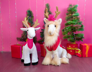 Obraz premium Peluches rennes du Père Noël à côté des cadeaux