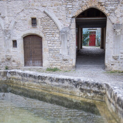 Fototapeta premium Cour de l'Abbaye Saint-Pierre de Baume-les-Messieurs, ancienne abbaye bénédictine située en Franche-Comté, sur la commune de Baume-les-Messieurs, dans le département du Jura