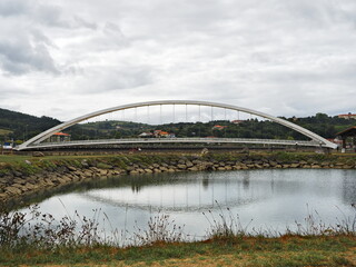 Puente sobre la ría de Plentzia en un día nublado con la marea baja