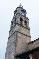 Obraz premium TORRE IGLESIA CON RELOJ PUEBLA DE SANABRIA ZAMORA NAVIDAD 2023 TOURISM SPAIN PUEBLA DE SANABRIA 