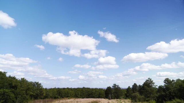 Nuages dans le ciel bleu