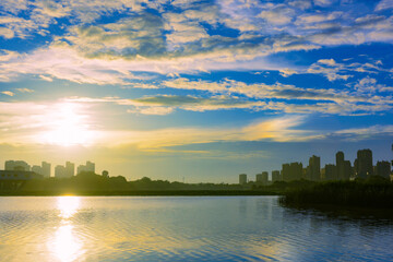 Obraz premium The skyline of urban rivers, the brilliant scene of blue sky, white clouds, sunset, and sunrise