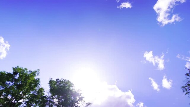 Nuages dans le ciel bleu