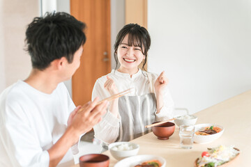 家で食事をして妻を褒める夫婦・カップル（美味しい・自炊）
