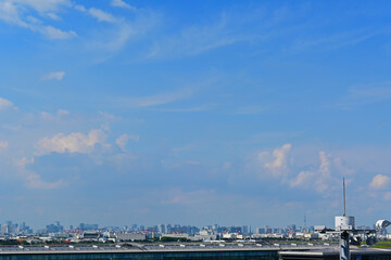 Obraz premium Summer sky in Tokyo, blue sky, banks of clouds, skyscrapers in the distance.