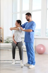 Obraz premium Physiotherapist working with patient in rehabilitation center
