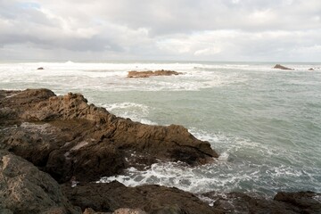 Obraz premium waves crashing on the rocky shore