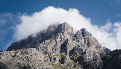웅장하게 솟아오른 바위산과 안개