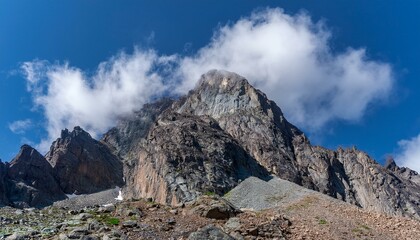 웅장하게 솟아오른 바위산과 안개