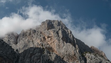 웅장하게 솟아오른 바위산과 안개