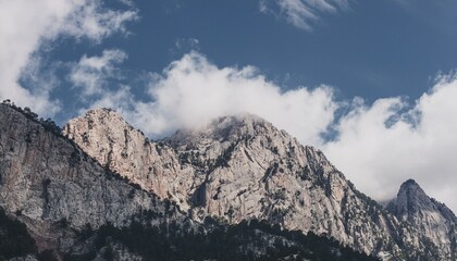 웅장하게 솟아오른 바위산과 안개