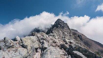 웅장하게 솟아오른 바위산과 안개
