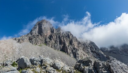 웅장하게 솟아오른 바위산과 안개